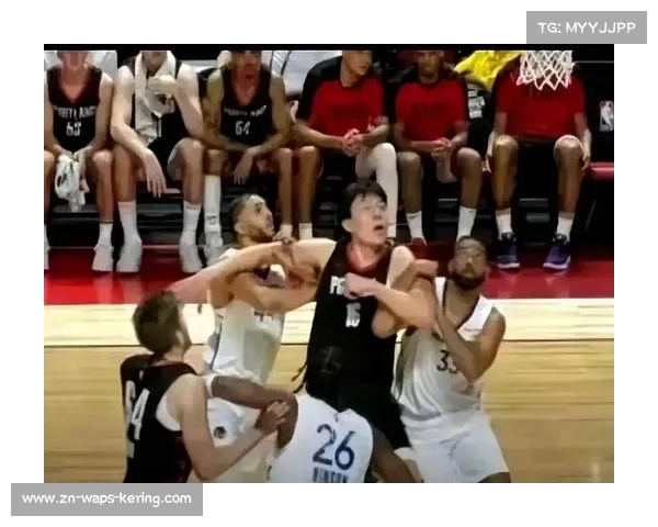 杨瀚森隔扣洛夫林震撼全场 中国球迷举MVP横幅为其呐喊 杨瀚森隔扣洛夫林震撼全场 中国球迷举MVP横幅为其呐喊