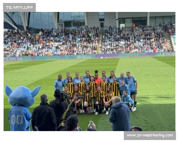 曼市德比中场休息时，小球迷进场与偶像互动